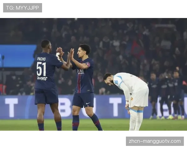 特写镜头：法甲巴黎对阵马赛的法国国家德比，多名球员在高温补水暂停时抽筋